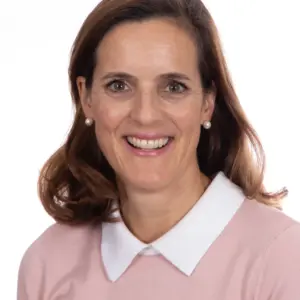 Headshot-Caroline-BL